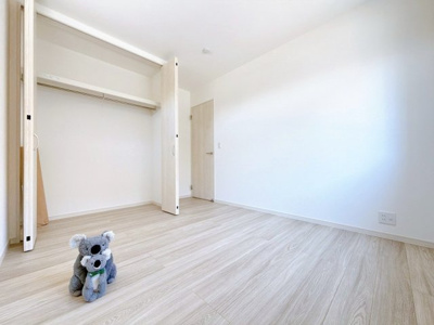 【洋室】 | 伊勢崎市三室町　平屋　新築住宅 | さまざまにカスタマイズしていただけるシンプルなデザインの内装。ご自身で素敵な空間を創り上げられます。