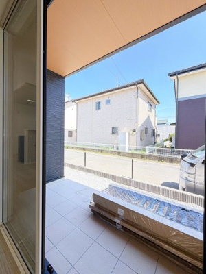 【その他】 | 伊勢崎市三室町　平屋　新築住宅 | リビングとつながる開放的なテラス。家族の憩いの場やおうち時間を楽しむアウトドアリビングとしても活躍します。