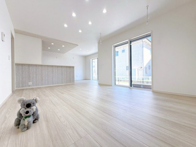 【居間・リビング】 | 伊勢崎市三室町　平屋　新築住宅 | ≪LDK≫
リビング・ダイニングは白を基調としたシンプルな空間。
雑貨やこだわりの家具など、レイアウトも自由に楽しめます！