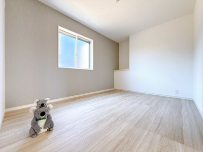 【洋室】 | 伊勢崎市三室町　平屋　新築住宅 | 窓からそそがれる暖かみのある明るい空間。広々としたプライベート空間で自分の時間を楽しめます。フローリング仕様で普段のお掃除も楽々です。