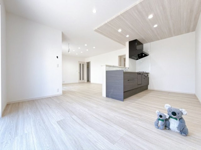 【居間・リビング】 | 伊勢崎市三室町　平屋　新築住宅 | 開放感あふれるリビング・ダイニングは、光と風を感じながら過ごせる心地よい空間。インテリアの映える落ち着いたデザインで、ゆとりある毎日を演出します。