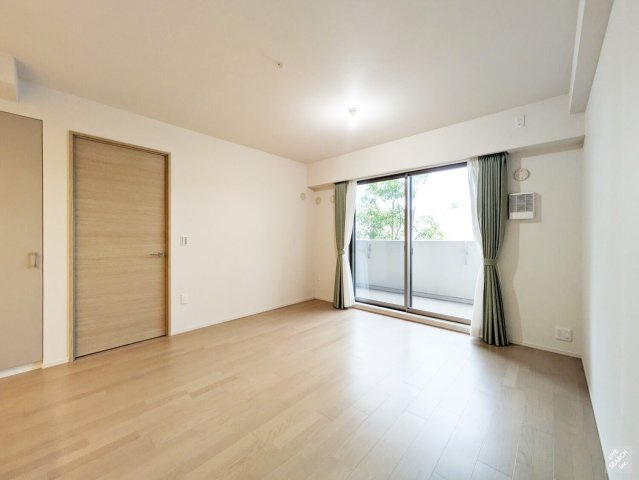 ジオ武庫川の居間・リビング|リビングダイニングにはガス温水式床暖房が2面ございますので、寒い日でも足元はポッカポカです。