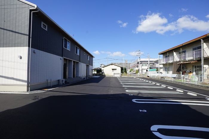 マーメゾン新福の駐車場