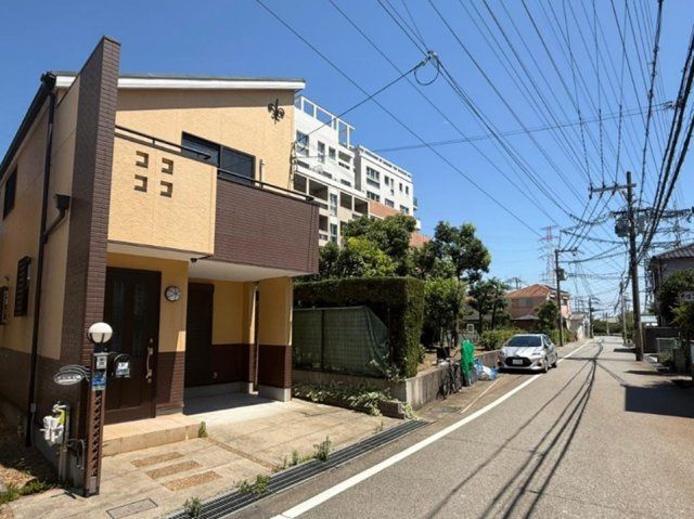 西野6丁目の前面道路含む現地写真|徒歩6分【西野団地】バス停から　阪急伊丹線【伊丹】駅にアクセス