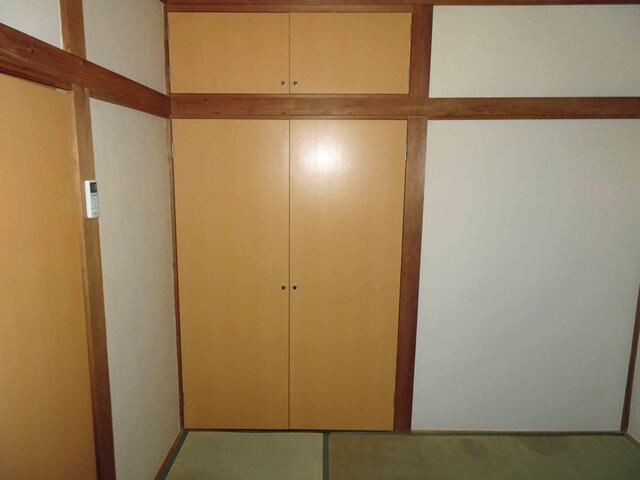 押入