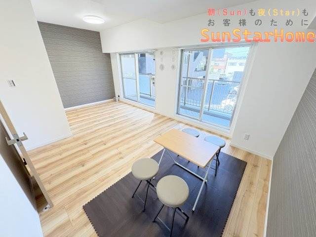 【サンスターホーム】ネオハイツ羽村駅前　角部屋の居間・リビング