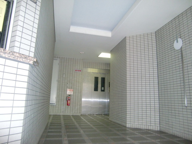 ロイヤル六甲駅前のエントランス|エレベーター