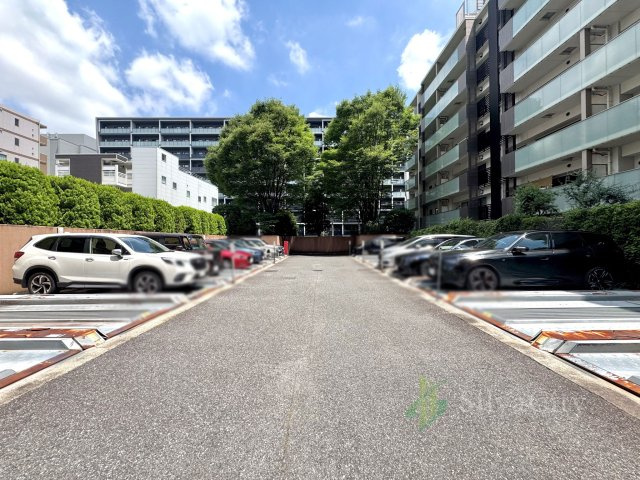 アリビオーレ神楽坂の駐車場|エントランスや駐車場、ちょっとしたお庭部分のお手入れが行き届いていてとてもキレイでした。資産価値を高める部分としては重要なことです。