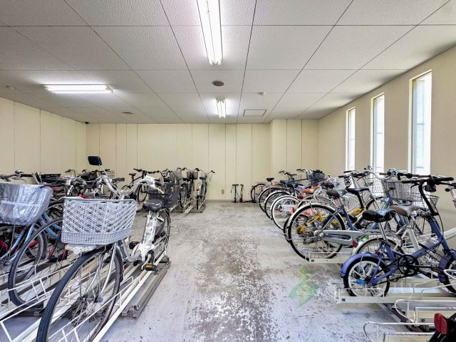 アリビオーレ神楽坂の駐輪場|エントランスや駐車場、ちょっとしたお庭部分のお手入れが行き届いていてとてもキレイでした。資産価値を高める部分としては重要なことです。