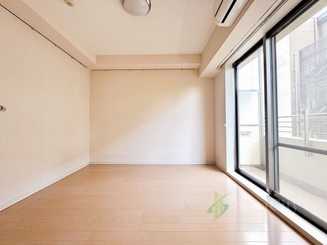 アリビオーレ神楽坂の洋室|過ぎ行く時間をゆったりと感じることができる落ち着いたお部屋。リビングで楽しく過ごした後はプライベートな時間を満喫できます。静かな環境でリラックスタイムをスタートさせてください。