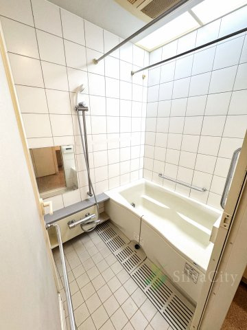 アリビオーレ神楽坂の浴室|落ち着きあるカラーで統一されたバスルーム。ゆったりとした浴槽が一日の疲れを優しく癒し、心安らぐ寛ぎの時間を演出します。 
