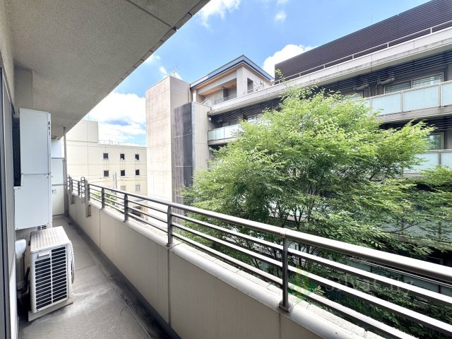 アリビオーレ神楽坂のバルコニー|陽当たりに恵まれたバルコニーは、毎日の暮らしをより快適に演出。空を身近に感じながらお過ごしいただけます。 