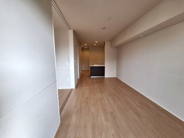 （シニア限定）アクアヘーベルヴィレッジの居間・リビング|梁の少ない四隅をしっかり使えるお部屋です