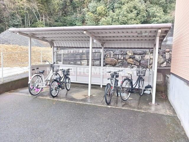 ベルロードBのその他共用部分|屋根付きの駐輪場になります◎