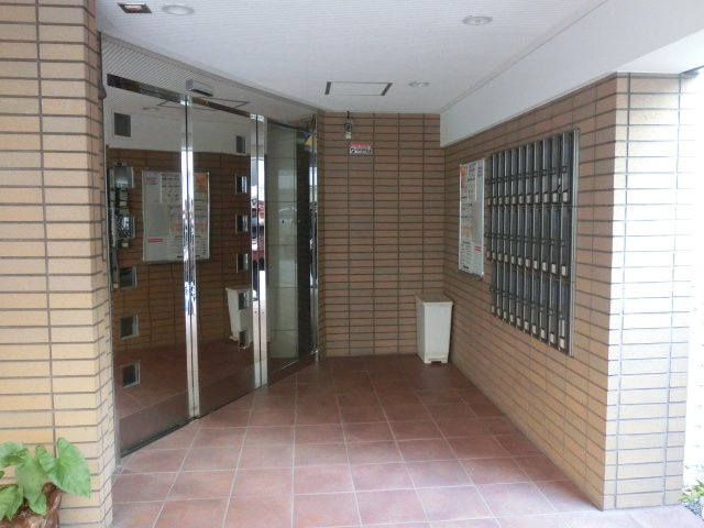 大阪市中央区船越町２丁目の賃貸マンションのエントランス