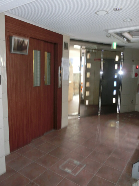 大阪市中央区船越町２丁目の賃貸マンションのエントランス