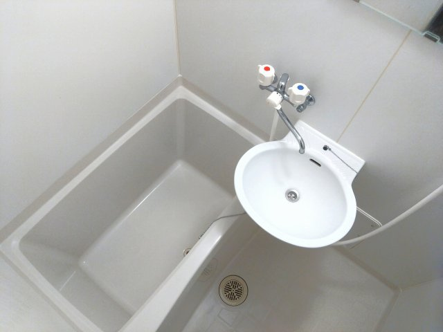 レオパレス田原町の浴室|コンパクトで使いやすいお風呂です