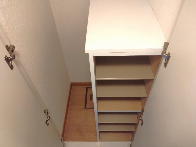 レオパレス睡蓮の玄関|明るい玄関です
