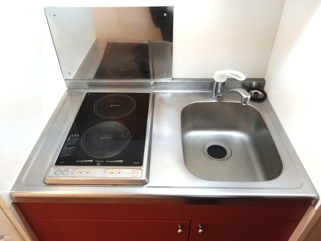 レオパレスエルグレースのキッチン|安心安全の電気コンロ　2口