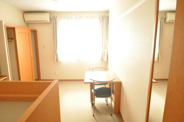 レオパレスリンデンバウムの居間・リビング|開放的な窓があり明るい空間です