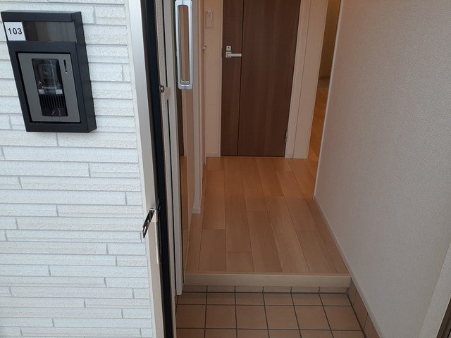 プラシードイースト・カーサの玄関|明るい玄関です