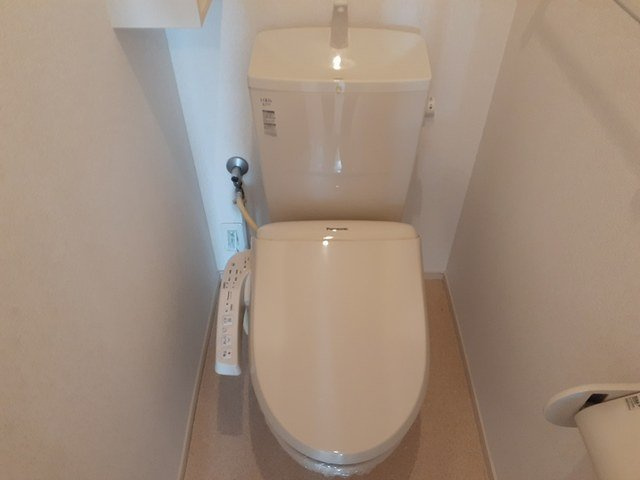 セレノⅠのトイレ|落ち着いた色調のトイレです
