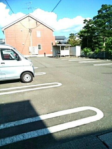 メープルリバーの駐車場|車をお持ちの方に嬉しい駐車場付きの物件です