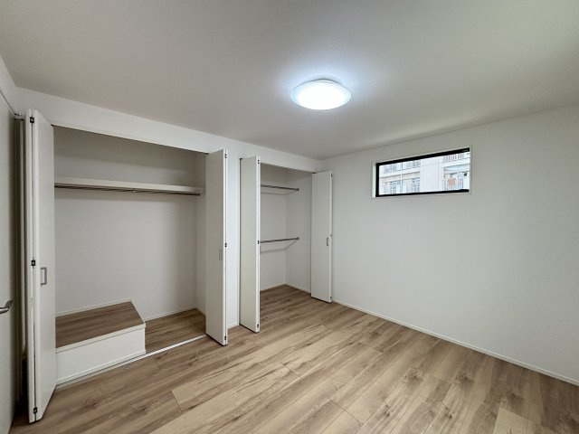 MELDIA北区山田41104③｜名古屋市の戸建ならホームアップの洋室|洗濯物をたたむ手間が省ける「掛ける収納」で家事時短に貢献。シワになりやすいシャツやジャケットもきれいに保管できます