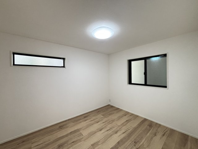 MELDIA北区山田41104③｜名古屋市の戸建ならホームアップの洋室|窓から心地よい光と風を取り込む二面採光。プライベートな時間をゆったりと過ごせる、安らぎの居室空間です。