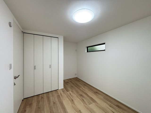 MELDIA北区山田41104③｜名古屋市の戸建ならホームアップの洋室|全室にクローゼットを完備。お洋服や荷物を隠して収納できるので、お部屋をいつも広々スッキリと保てます。