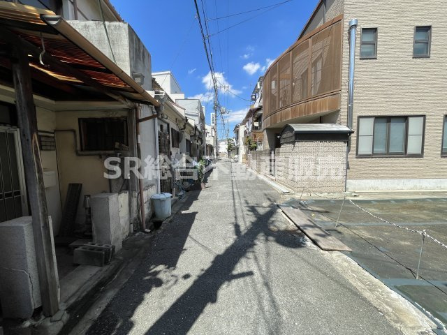 若江本町1丁目中古テラスハウスの前面道路含む現地写真|リフォームや住宅ローン・東大阪市の不動産の事なら弊社にお任せ下さいませ！
各地域の特徴・グルメ・裏道やその他、細かい情報等も熟知した
東大阪市出身のスタッフが新生活を送るお客様をサポート致します！