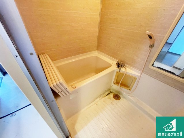 カルム西伊丹の浴室|ゆったりと足を伸ばせる浴室は一日の疲れを癒してくれる大切な空間です。浴室乾燥機も設置しているので、雨の日の洗濯物も安心です♪