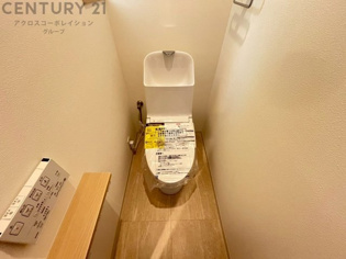 温水洗浄便座付トイレは温水洗浄機能により、暖かい水でおしりを洗浄することができ、冷たい水を使う従来の便座に比べ、温水洗浄機能で暖かいトイレを提供し、快適な使用を可能にします。