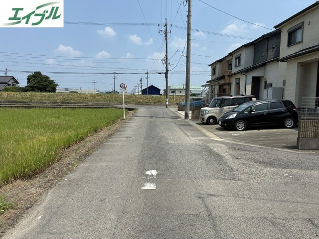 小牧市藤島町徳願寺　中古戸建の前面道路含む現地写真