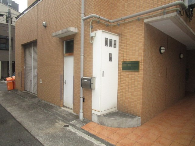 横浜市南区日枝町１丁目の倉庫