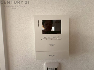 訪問者が来たときにテレビ画面で確認できるため、安心してドアを開けられます。録画機能があるものもあり、留守中に来訪者を記録しておくことができます。利便性が高く、セキュリティ面でも安心です。
