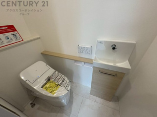 温水洗浄便座付トイレは温水洗浄機能により、暖かい水でおしりを洗浄することができ、冷たい水を使う従来の便座に比べ、温水洗浄機能で暖かいトイレを提供し、快適な使用を可能にします。