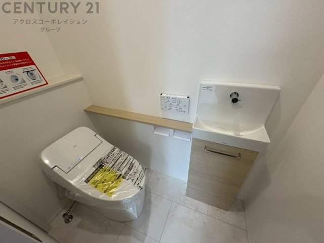 温水洗浄便座付トイレは温水洗浄機能により、暖かい水でおしりを洗浄することができ、冷たい水を使う従来の便座に比べ、温水洗浄機能で暖かいトイレを提供し、快適な使用を可能にします。