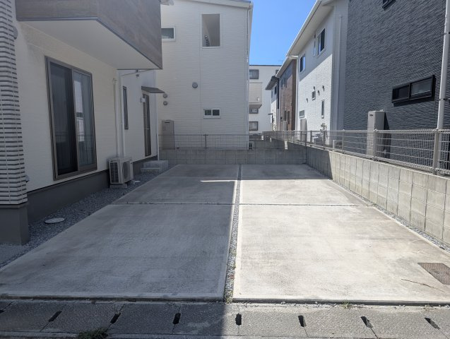 沖縄市大里Ⅱ期（全14棟）1号棟の駐車場|1号棟　駐車4台可♪