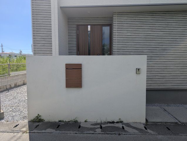 沖縄市大里Ⅱ期（全14棟）1号棟のエントランス|1号棟　オシャレなエントランス♪