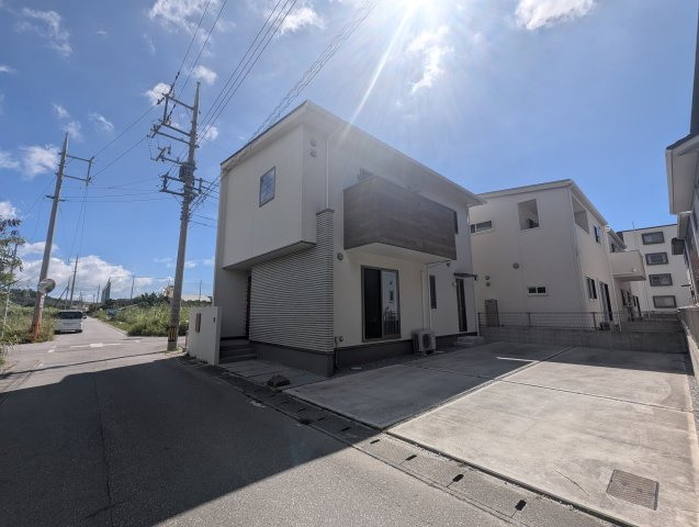 沖縄市大里Ⅱ期（全14棟）1号棟の前面道路含む現地写真|角地　西側4m道路♪