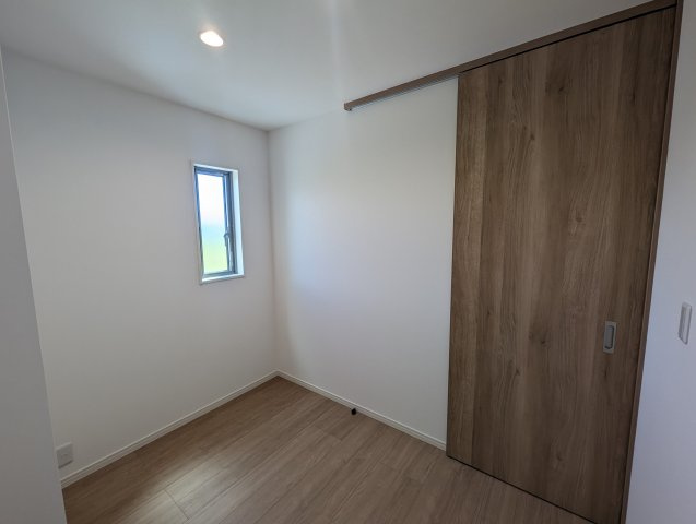 沖縄市大里Ⅱ期（全14棟）1号棟の洋室|1号棟　使い方色々、納戸付き♪