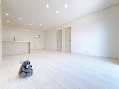【居間・リビング】 | 伊勢崎市波志江町　平屋　新築住宅 | 開放感あふれるリビング・ダイニングは、光と風を感じながら過ごせる心地よい空間。インテリアの映える落ち着いたデザインで、ゆとりある毎日を演出します。