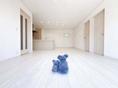 【居間・リビング】 | 伊勢崎市波志江町　平屋　新築住宅 | 窓を開けるとスッーと爽やかな風を感じるリビング。家族の笑顔が集まる幸せな空間。