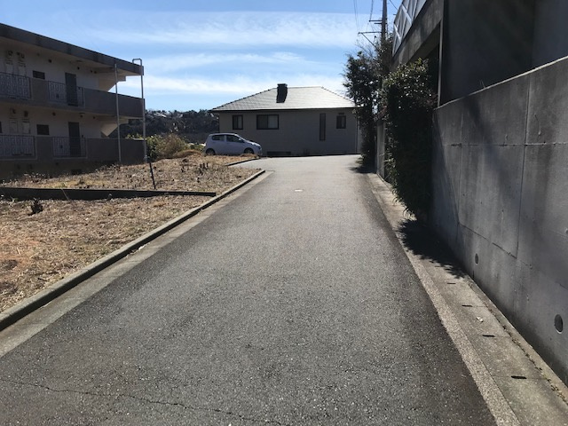 川奈駅徒歩4分　生活利便性の良い土地498万円の外観|土地西側の道路