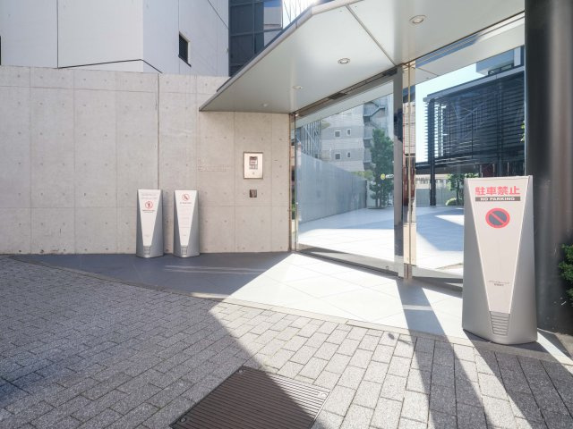 グランドミレーニア のキッチン|エントランスの外まで管理が行き届いて綺麗なマンションです