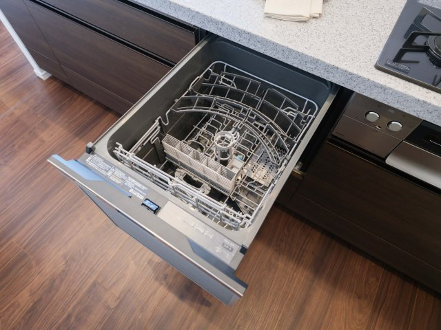 グランドミレーニア のキッチン|◆食器洗浄機◆家事の時間を短縮できる優れもの。さらに節水・節約を同時に行うことができるので、人気があり重宝します。