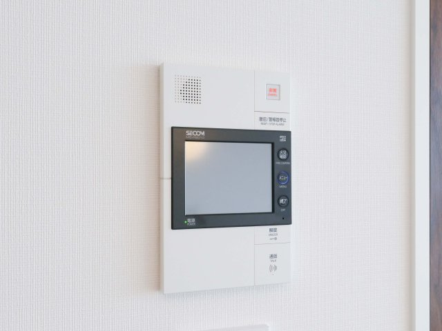 グランドミレーニア のセキュリティ|◆TVモニター付インターホン◆訪ねてきた相手をモニター越しに確認でき、防犯対策に役立ちます。インターホン越しに話をすることが可能です