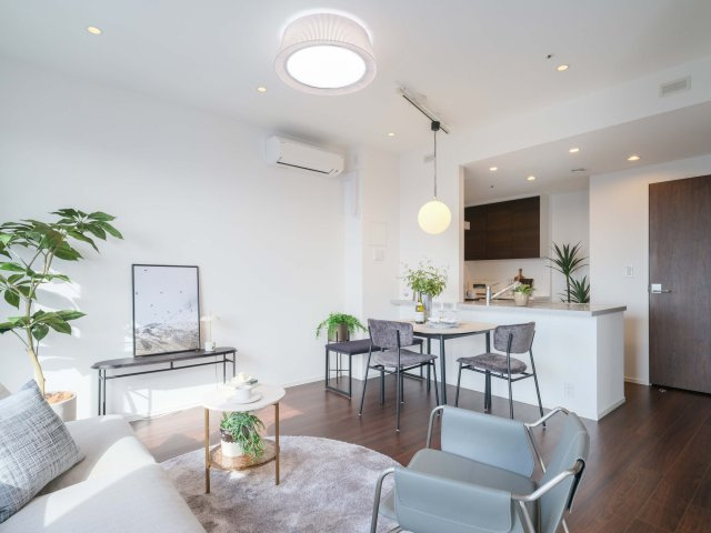グランドミレーニア の居間・リビング|心地よい時間が流れるお部屋は、毎日が忙しいあなたもほっと一息つける安らぎの空間です。床暖房が敷設され、大切なペットも一緒に、ご家族みなさまが一年中快適にお過ごしいただけます