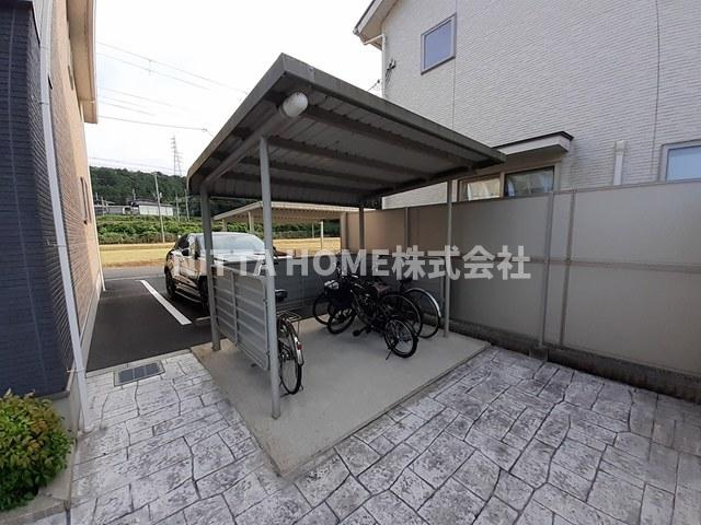 エスペラント・ボヌール　Ｂのエントランス|屋根付きの駐輪場は無料です★
